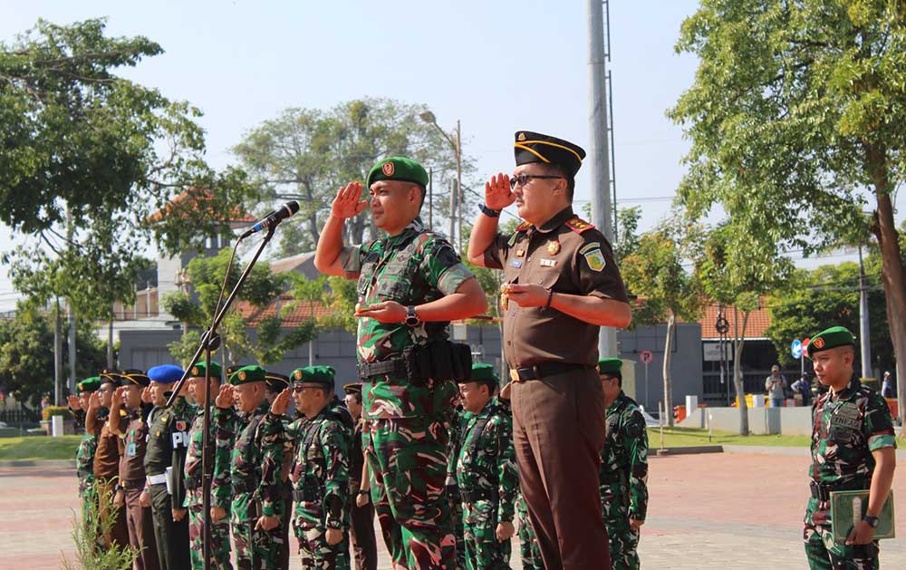 Dandim 0811/Tuban Letkol Inf. Dicky Purwanto didampingi Kepala Kejari Tuban Imam Sutopo saat memimpin Apel Kesiapan Pengamanan Kejari Tuban.