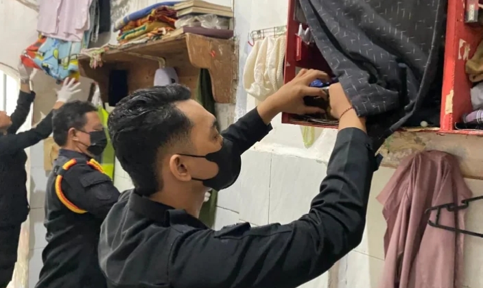Petugas saat melakukan penggeledahan salah satu blok hunian rutan