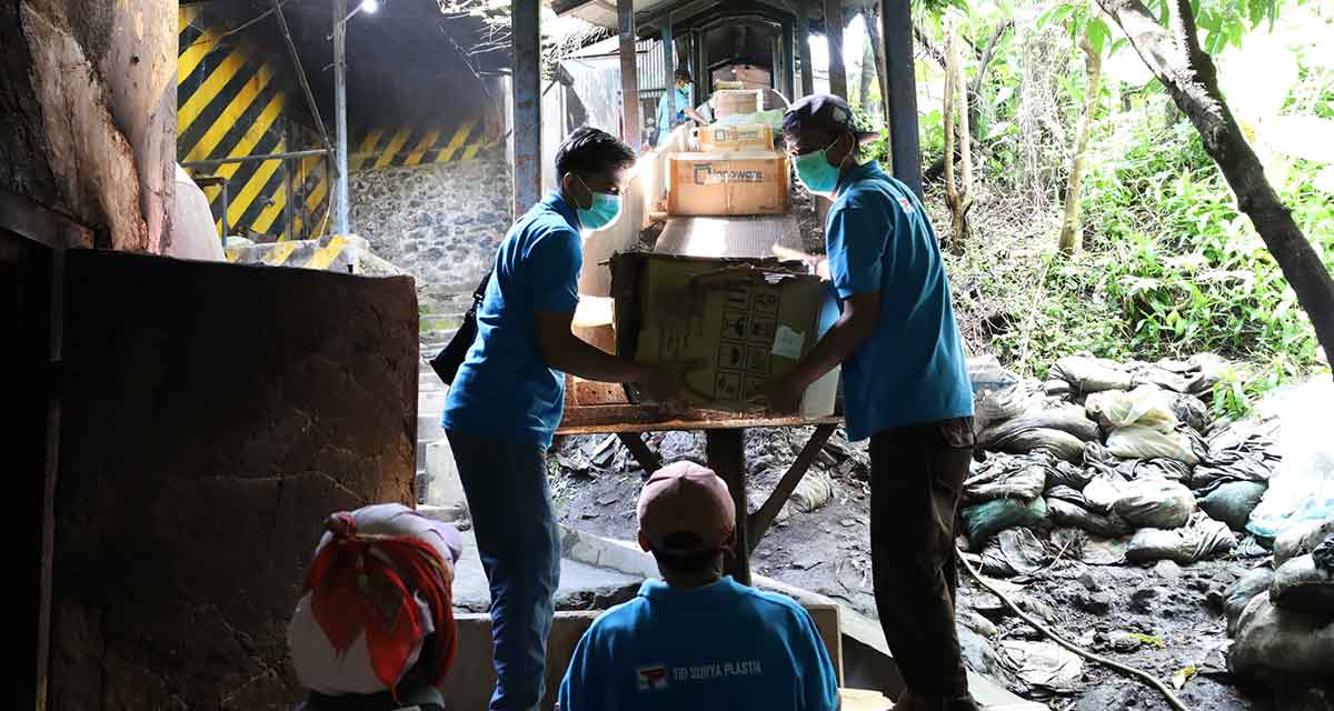 Petugas saat memusnahkan jutaan batang rokok dan MMEA ilegal. Foto: Ist