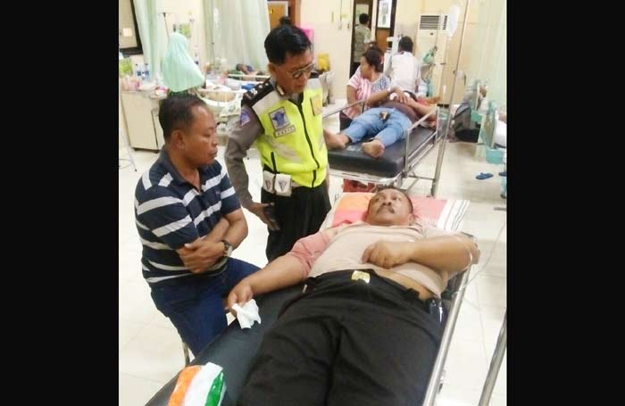 Kepala Unit Sabhara Polsek Mojoagung, Polres Jombang, Iptu Suwono saat menjalani perawatan.  foto: Humas Polres Jombang For Bangsaonline 