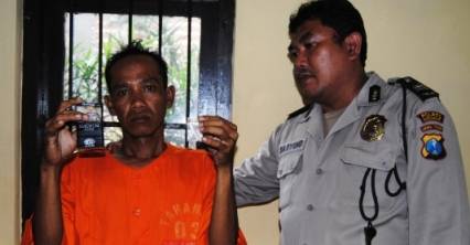 Tersangka Imron dan barang bukti (BB) SS didampingi petugas Polsek Krembung. foto : Agus HP/BangsaOnline.com