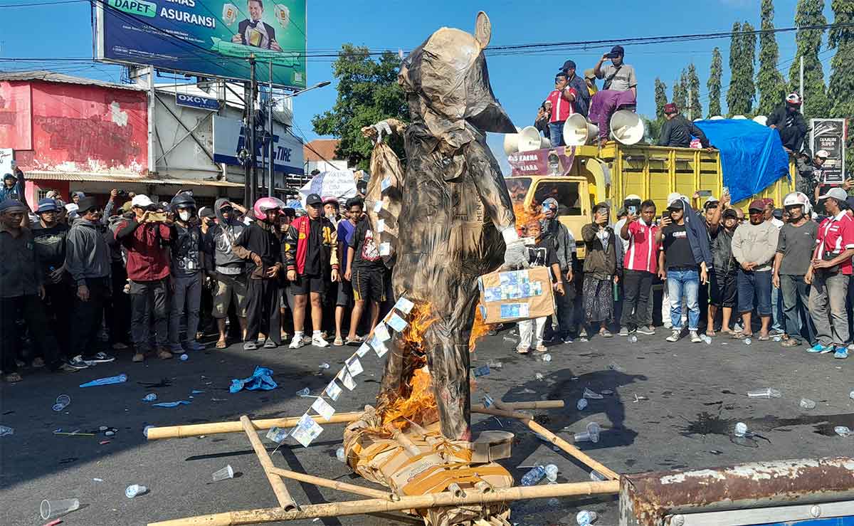 Gelar Demo, Massa Aksi Desak KPK Tangkap Bupati Situbondo