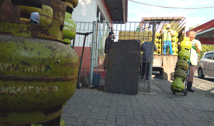Pasokan LPG 3 kg dari agen kepada pangkalan SPBU Jayanegara. Stok aman sampai akhir tahun. (foto: YUDI EP/ BANGSAONLINE)