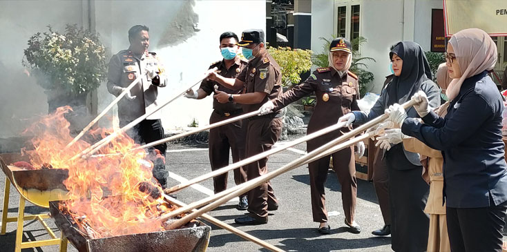 Kajari Kota Kediri, saat memimpin acara pemusnahan barang bukti di halaman Kantor Kejari Kota Kediri