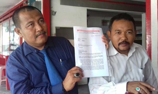 Ketua LSM Komunitas Merah Putih Supriyono, SH. MH, didampingi Sekretarisnya melakukan rilis, sore tadi (22/8). foto: BANGSAONLINE