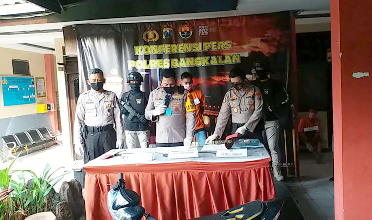 Kapolres Bangkalan, AKBP Rama Samtama saat merilis kasus pembunuhan sadis di Galis, Senin (27/4).