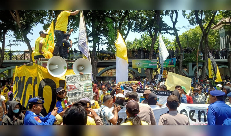 Ratusan massa Ultrasmania demo di depan DPRD Gresik, Rabu (9/10). foto: SYUHUD/ BANGSAONLINE