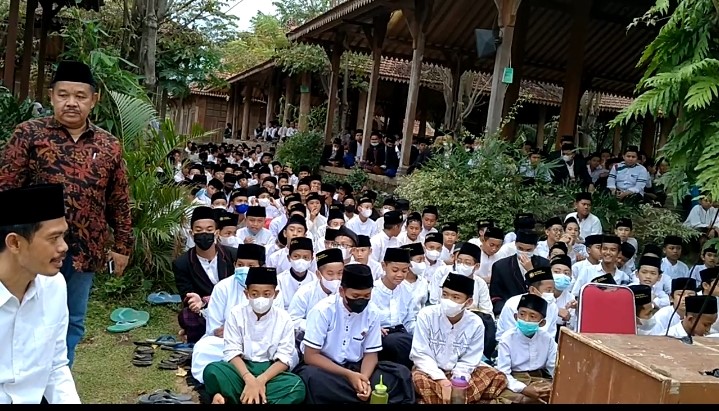 KH Imam Jazuli, L.C., M.A. (duduk) dan para santrinya dalam suatu acara di Pondok Pesantren Bina Insan Mulia (BIMA) Cirebon Jawa Barat. Foto: MMA/ BANGSAONLINE.com