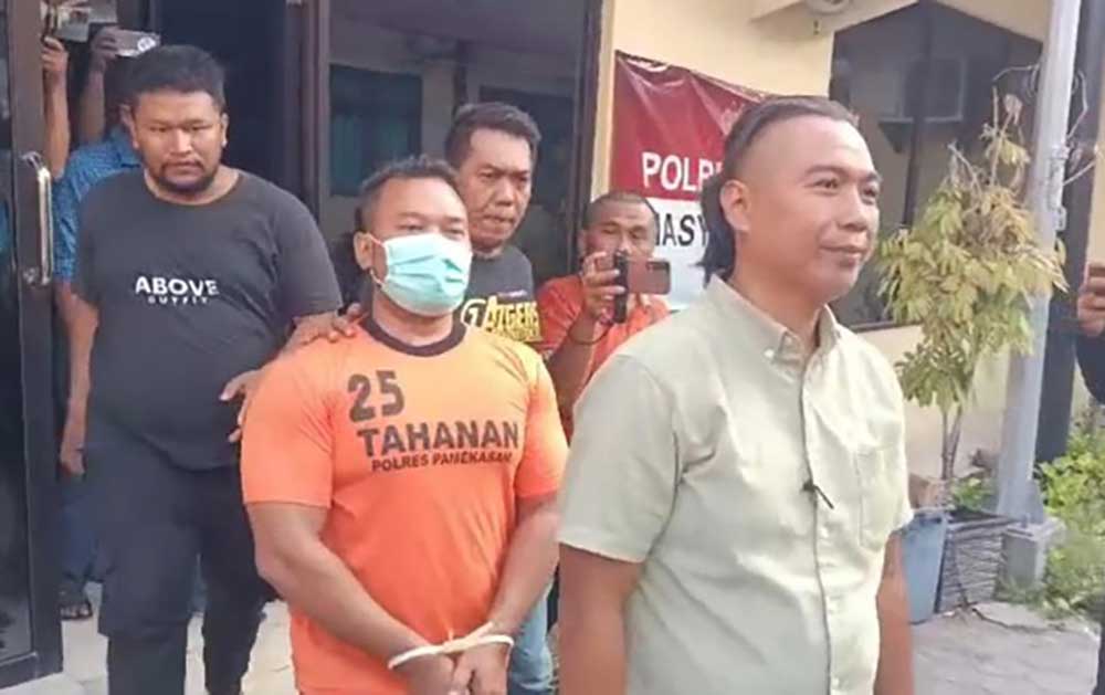 Zainal Arifin, tersangka penganiayaan kurir cash on delivery (COD) di Pamekasan saat digelandang petugas. Foto: Ist.