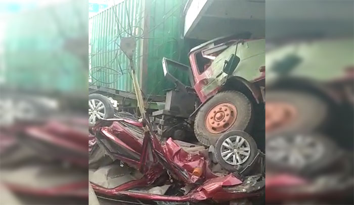 Kondisi mobil Ertiga yang gepeng saat tertindih truk kontainer usai terlibat kecelakaan di Bungah, Gresik. Foto: Ist