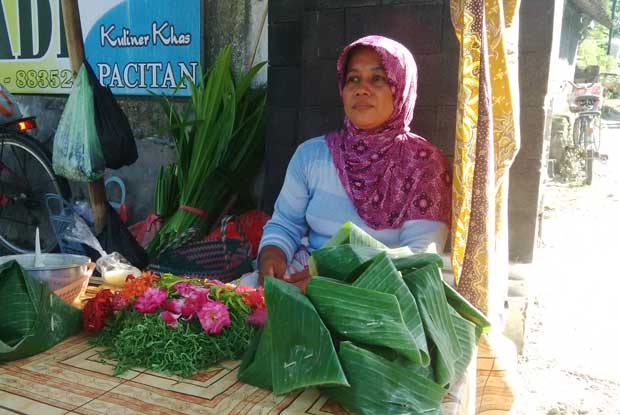 Aprianti, penjual kembang tabur dadakan rela berpanasan demi menangguk untung.