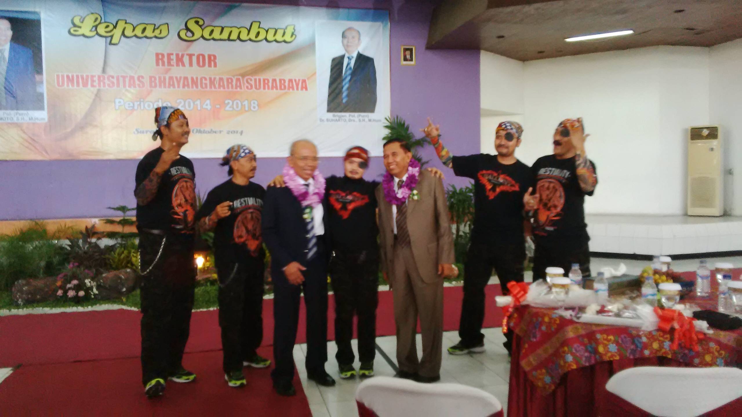PERPISAHAN. Suharto dan Edi Prawoto diajak menari oleh pengisi acara Lepas Sambut. foto : nisa/bangsaonline