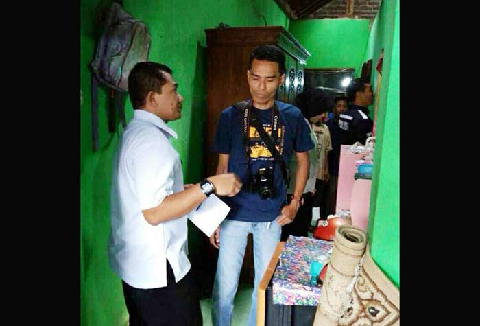 Polisi melakukan olah TKP.