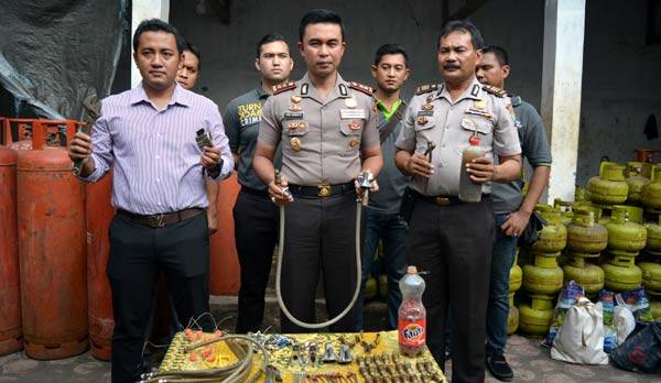 GAGAL LAGI: Kapolres Sidoarjo AKBP M Anwar Nasir SIK menunjukkan barang bukti (BB) untuk mengoplos elpiji subsidi dalam pengerebekan. Pelakunya lolos lagi. foto: catur andy erlambang/ BANGSAONLINE
