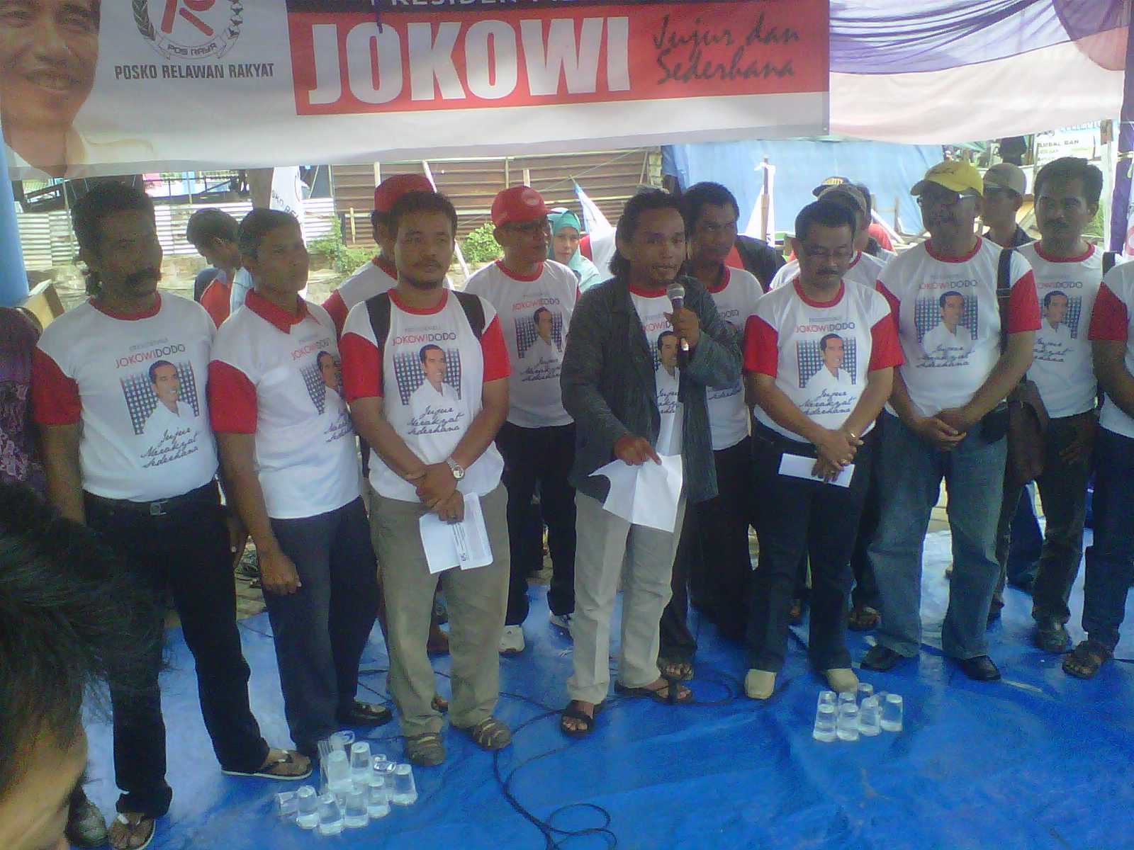 DEKLARASI-Pos Garuda Relawan Rakyat Sidoarjo menggelar deklarasi di Pasar Porong Baru (PPB), Minggu (8/6/2014). foto : musta