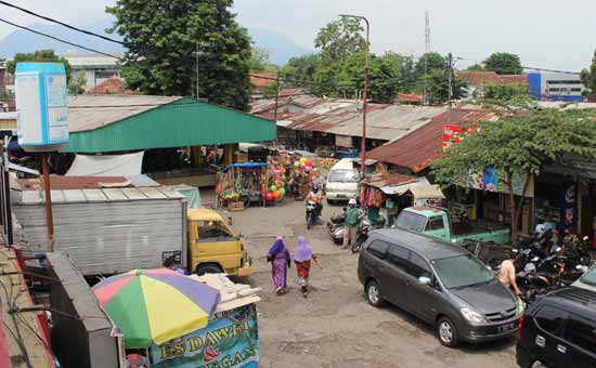 Kondisi pasar Pandaan yang terkesan kumuh. 