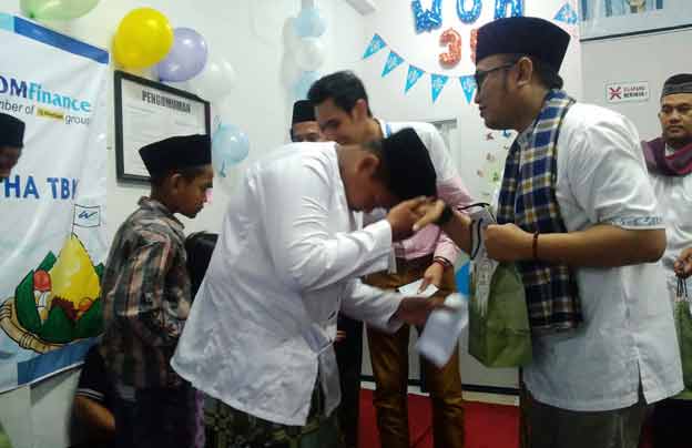 Pimpinan WOM Nganjuk saat memberikan santunan kepada masyarakat dan anak yatim. foto: BAMBANG DJ/ BANGSAONLINE