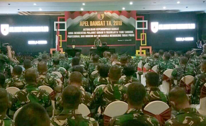 Pangdam V Brawijaya Mayjen. TNI Wisnoe, P. B. saat membuka Apel Dansat Kodam V Brawijaya tahun 2019 di Finna Golf, Kec. Prigen, Kabupaten Pasuruan. 