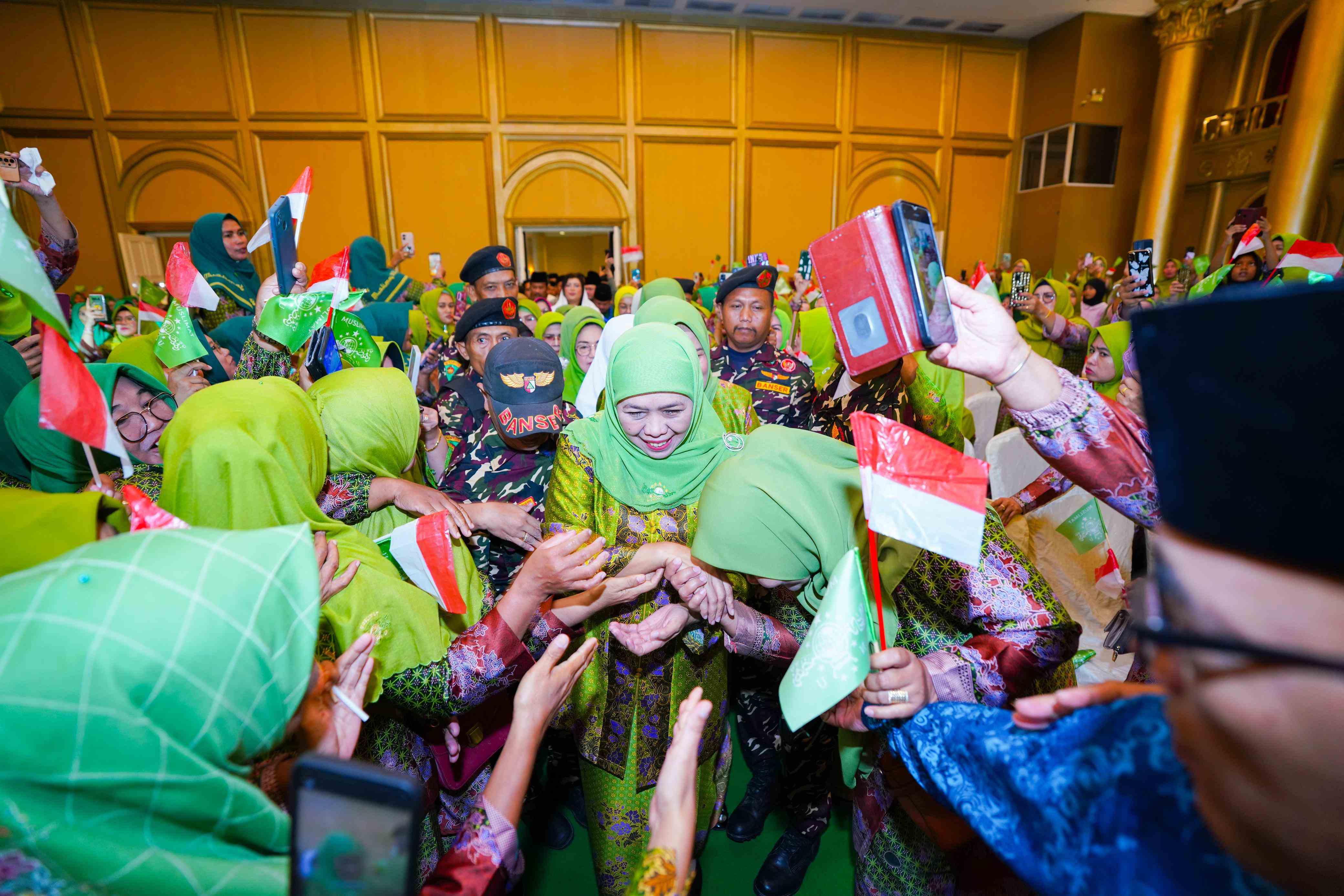 Ketua Umum PP Muslimat NU, Khofifah Indar Parawansa, mengawal pembentukan barisan Bunda Asuh Peduli Stunting untuk Provinsi Kepulauan Riau (Kepri), Kamis (16/5/2024). Foto: dok.pribadi