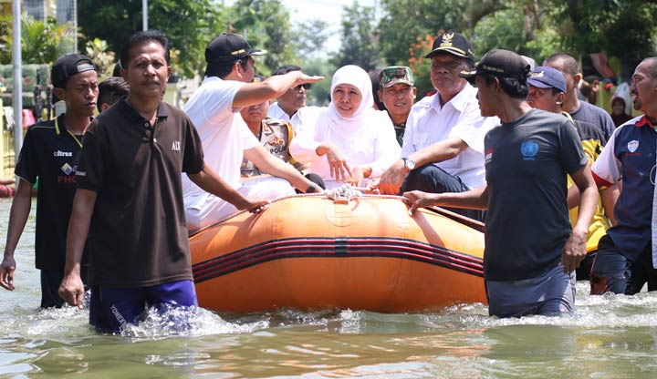 Gubernur Jatim, Khofifah Indar Parawansa didampingi Bupati Gresik Sambari dan Wabup Qosim melakukan sidak di Desa Pandu, Kecamatan Cerme dan Desa Cerme, Kedamean, Kabupaten Gresik, Minggu (5/5). 