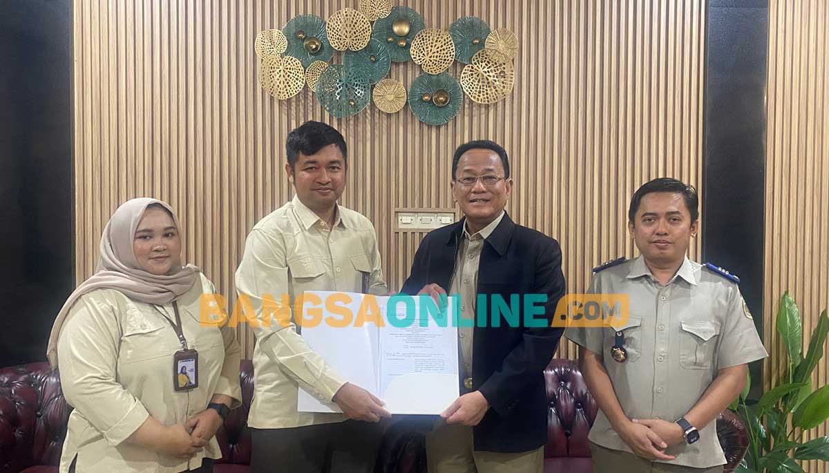Jajaran Kantah Kabupaten Probolinggo dan BPR Jatim ketika menunjukkan MoU yang telah ditandatangani. Foto: ANDI SIRAJUDIN/BANGSAONLINE