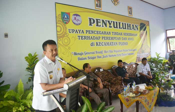 Bupati Jombang Nyono Suharli Wihandoko terjun langsung ke sekolah-sekolah untuk sosialisasi masalah kekerasan terhadap perempuan dan anak. foto: RONY S/ BANGSAONLINE