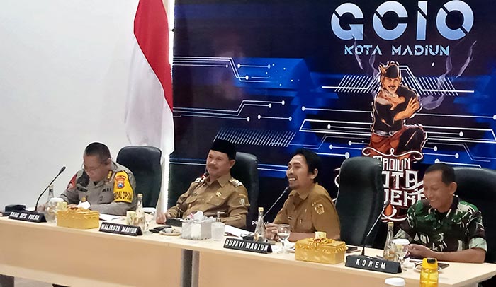 Wali Kota Madiun, Maidi, didampingi Bupati Madiun, Ahmad Dawami, bersama Karo ops Polda Jatim dan Danrem 081/DSJ, saat memimpin jalannya rapat koordinasi.