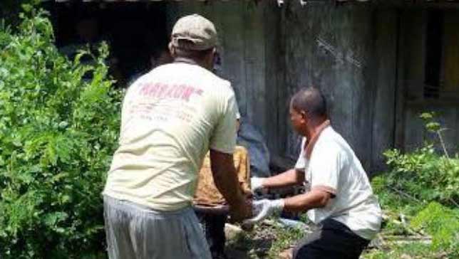 Mayat korban saat dievakuasi. foto: zainal abidin/ BANGSAONLINE