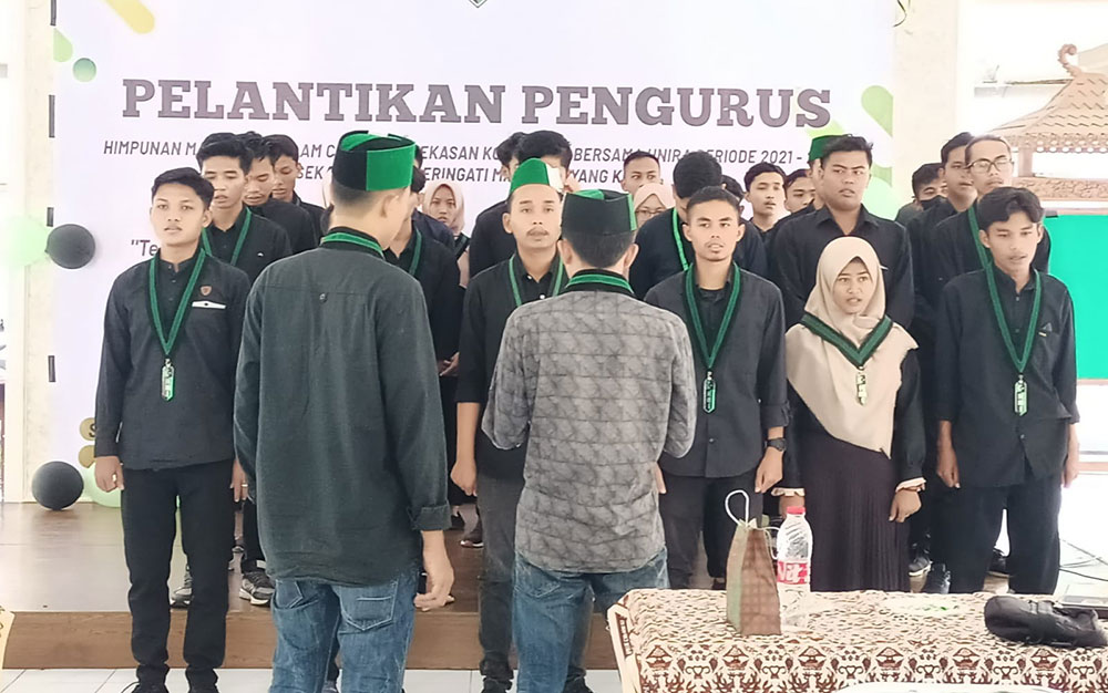 Para Pengurus HMI Korkom Universitas Madura (Unira) periode 2021-2022 saat dilantik.