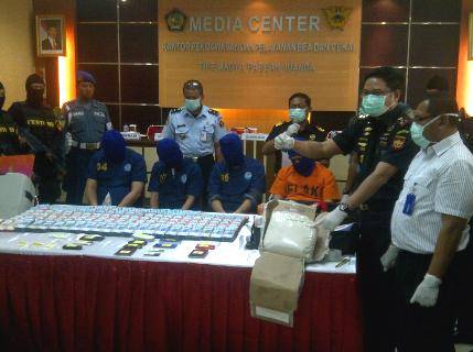 Barang bukti berupa uang tunai senilai 2 M dan serbuk extacy yang dirilis petugas. foto: catur andi/harian bangsa