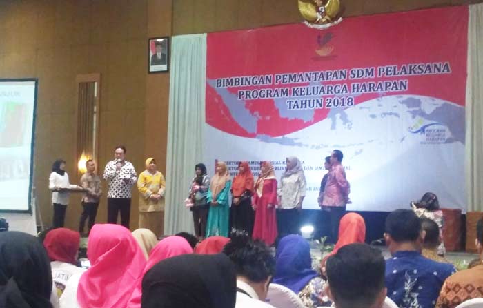 Lima ibu-ibu peserta PKH mendapatkan penghargaan dari Kemensos karena sudah keluar dari kepesertaan secara mandiri. foto: EKY/ BANGSAONLINE