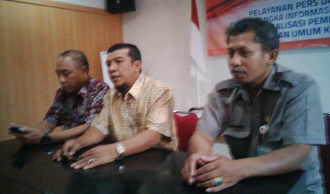 Ketua KPU Pacitan, Damhudi (tengah) saat menggelar gathering media, kemarin