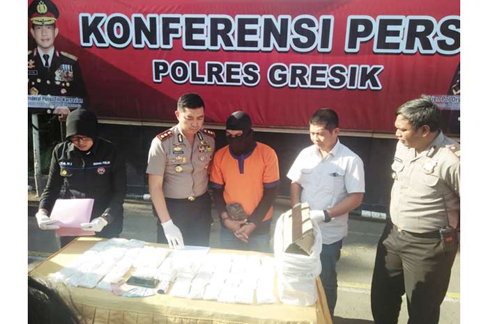 ?Kapolres Gresik AKBP Wahyu S. Bintoro saat ekspos pelaku.