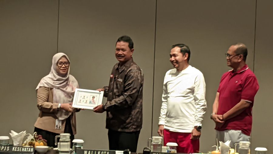 Penyerahan penghargaan dari BPJS kepada pemkot Madiun. Foto: Hendro Suhartono/BANGSAONLINE