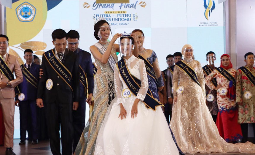Reva Pradistira, mahasiswi Fakultas Ilmu Komunikasi (Fikom) saat dinobatkan sebagai Putri Unitomo di Grand Final Putra-Putri Kampus (Putkam) Unitomo 2020.