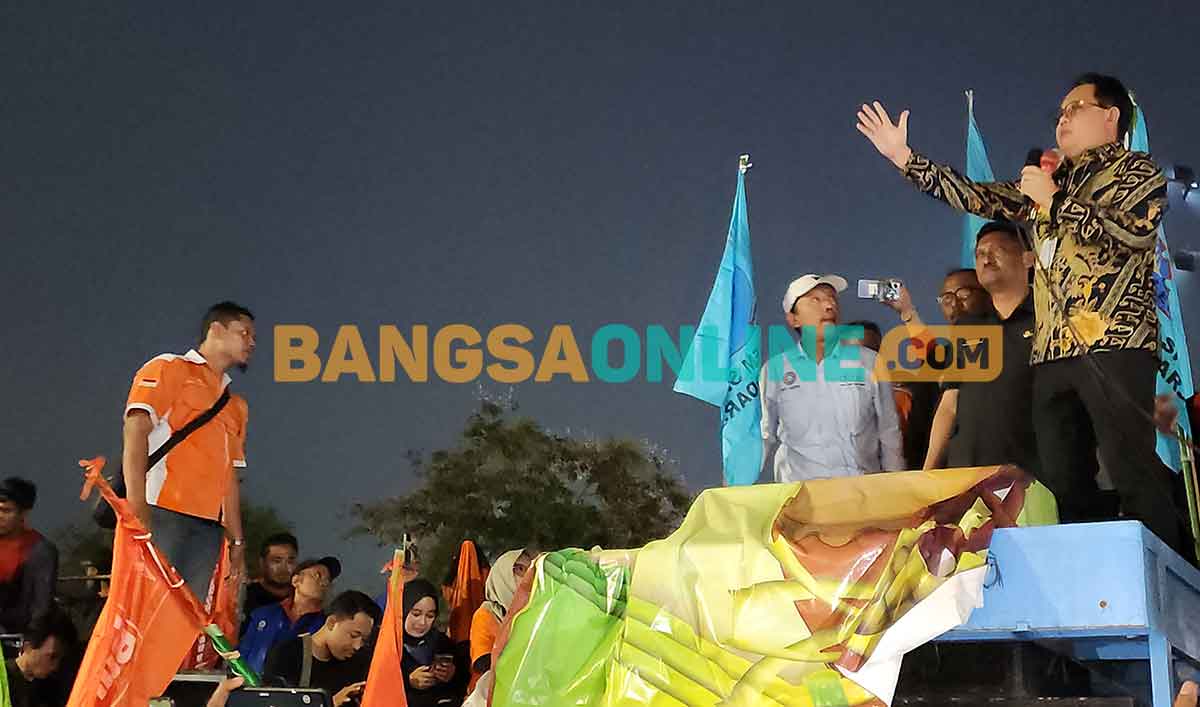Sekdaprov Jatim, Adhy Karyono, saat menemui para buruh. Foto: DEVI FITRI AFRIYANTI/BANGSAONLINE