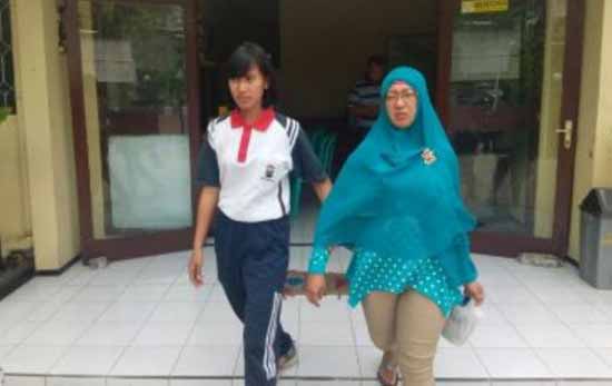 Tersangka (kanan) saat digelandang ke LP Ponorogo.