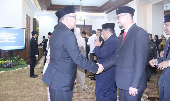 Plt. Wali Kota Pasuruan Raharto Teno Prasetyo, S.T. menghadiri pelantikan Alexander Ruby Setyohadi sebagai Kepala Perwakilan BPKP Provinsi Jawa Timur di Gedung Negara Grahadi Surabaya, Senin (20/1) kemarin.