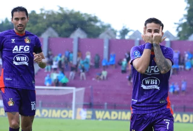 Ernesto Gomez (kanan) usai menjebol gawang Dewa United FC.  (Ist). 