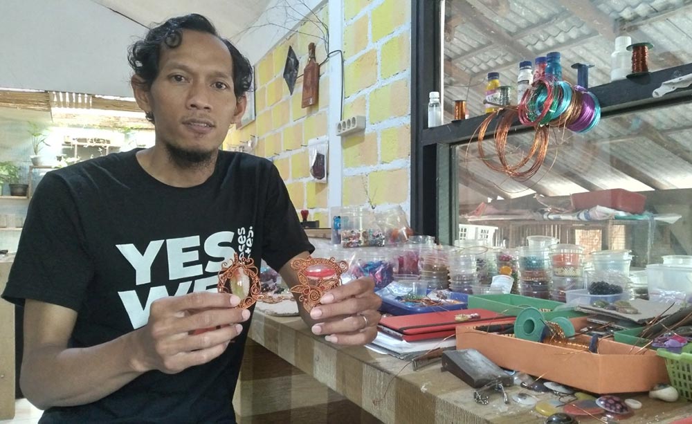 Mashun menunjukkan bros buatannya yang terbuat dari kawat tembaga.