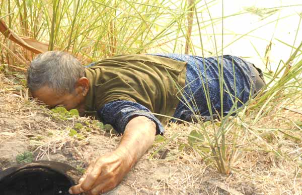 Jasad Bakeri yang tewas setelah bunuh diri dengan cara minum potas. foto: catur andy erlambang/BANGSAONLINE