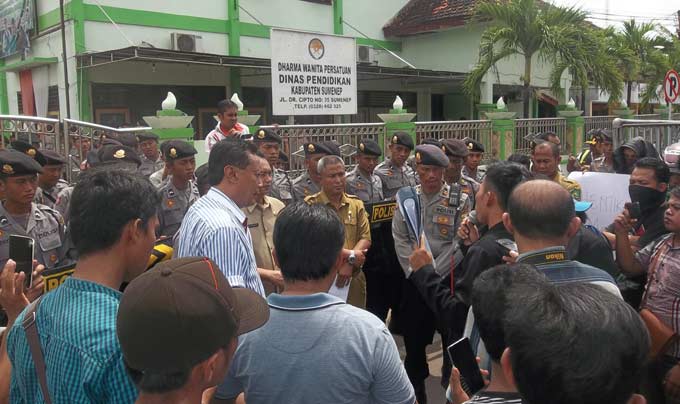 Mahasiswa saat berberorasi di depan kantor Disdik Sumenep. foto: rahmatullah/ BANGSAONLINE