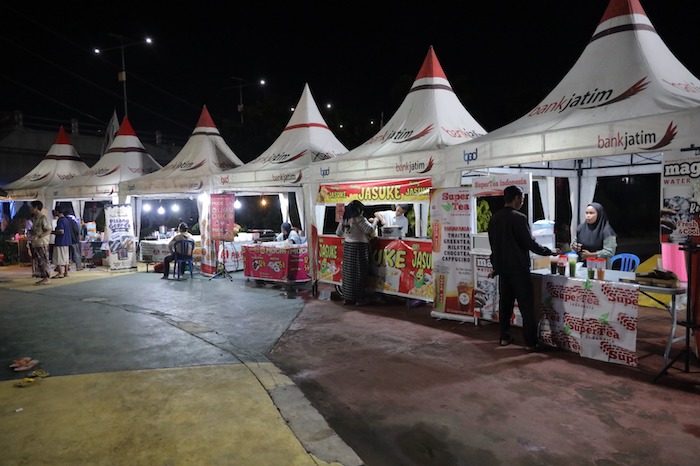 Deretan stand bazar sembako murah di area Taman Brantas. (Ist).