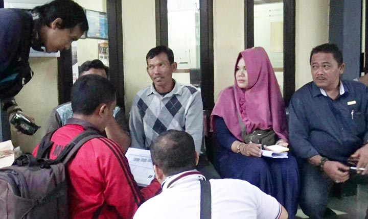 Para korban investasi bodong saat melaporkan kejadian tersebut ke SPKT Polres Ponorogo.