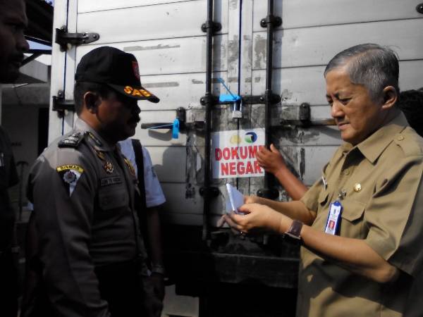 SEGEL. Kepala Dinas Pendidikan Jatim Harun menyerahkan gembok segel truk boks berisi soal-soal UN tingkat SMP yang akan dikirim ke daerah. Foto : nisa/bangsaonline