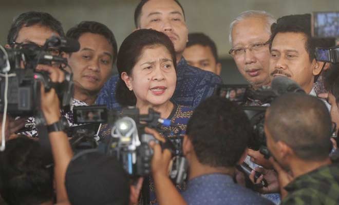 Nila Djuwita F Moeloek memberikan keterangan kepada wartawan.