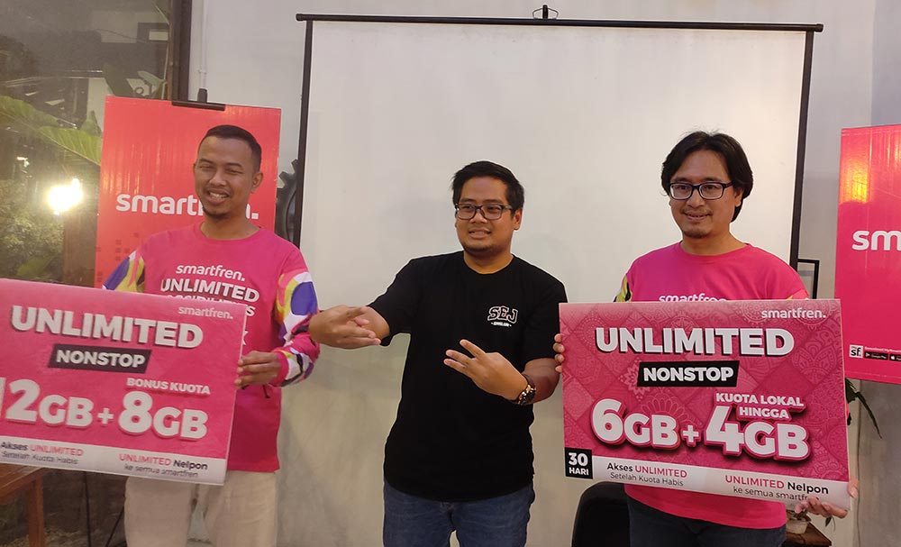 Regional Head South East Java Smartfren, Bongbong Asmarawan (kiri) dalam jumpa pers di NCO Cafe Mojokerto, Sabtu (23/04/2022). FOTO: YUDI EKO PURNOMO/ BANGSAONLINE