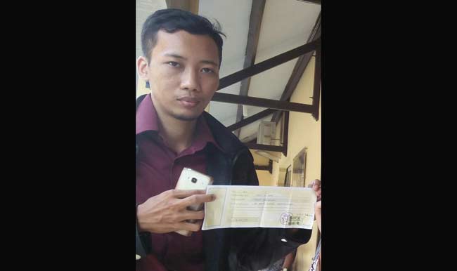 Agus Nuruzzaman, korban penipuan pegawai Kadin gadungan menunjukkan kwitansi yang digunakan terlapor. foto: romza/ BANGSAONLINE