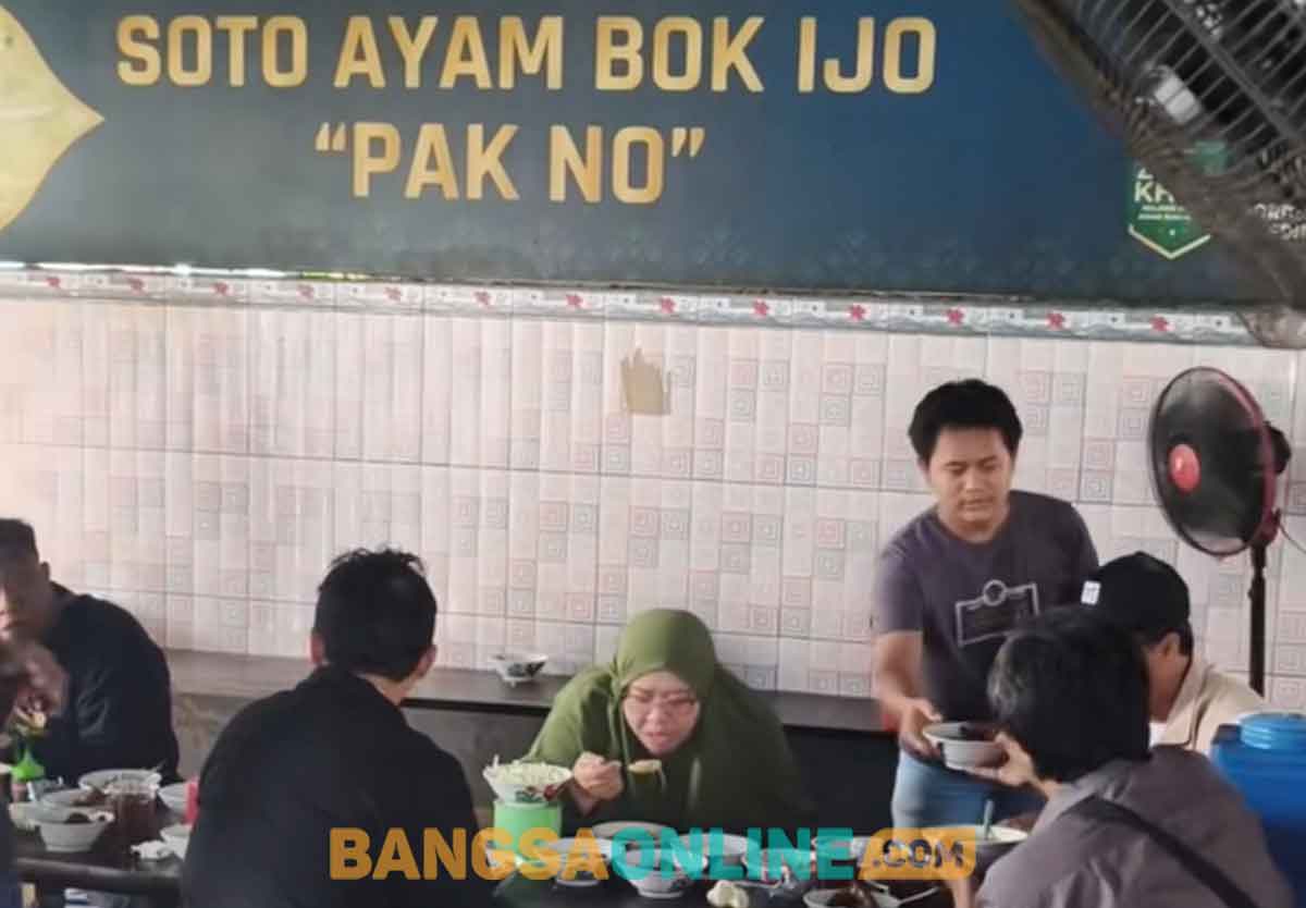 Yosi bersama teman-temannya saat menikmati lezatnya soto ayam Bok Ijo. Foto: MUJI HARJITA/BANGSAONLINE