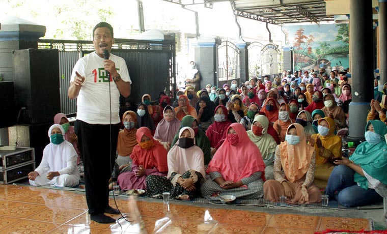 Moh Qosim saat bertemu para ibu-ibu untuk menggalang dukungan di Desa wilayah Cerme. foto: ist.